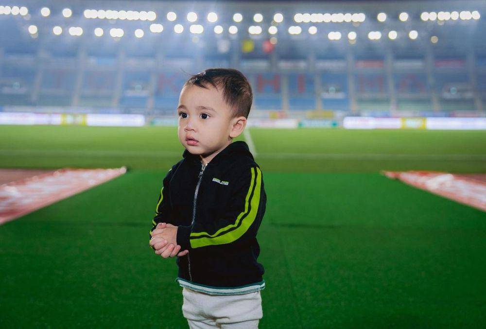 potret Rayyanza nonton bola di stadion (instagram.com/raffinagita1717)