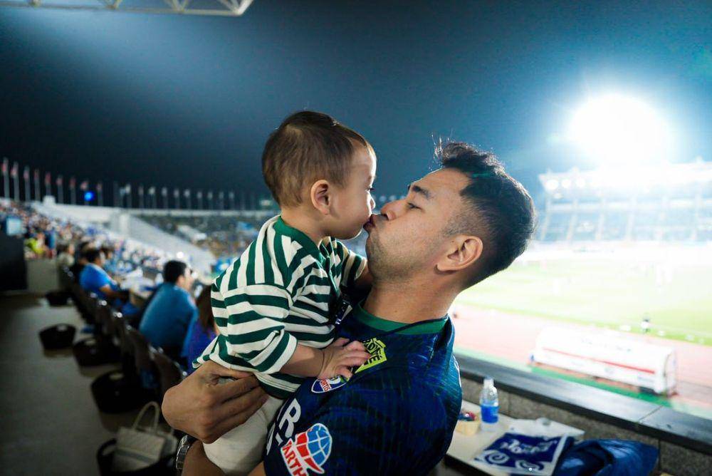 potret Rayyanza nonton bola di stadion (instagram.com/raffinagita1717)