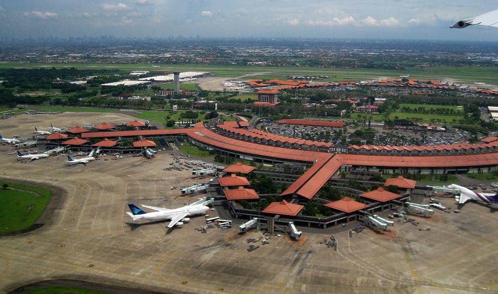 ilustrasi Bandara Internasional Soekarno-Hatta yang terletak di Kota Tangerang dan Kabupaten Tangerang (wikimedia.org/Gunawan Kartapranata)