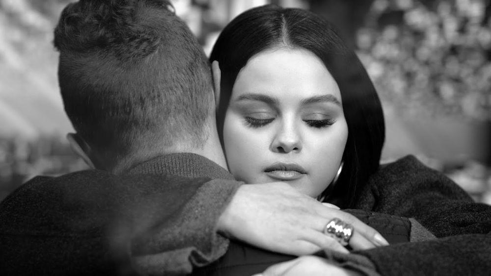 Makna Lagu Let Somebody Go Coldplay, Duet Bareng Selena Gomez