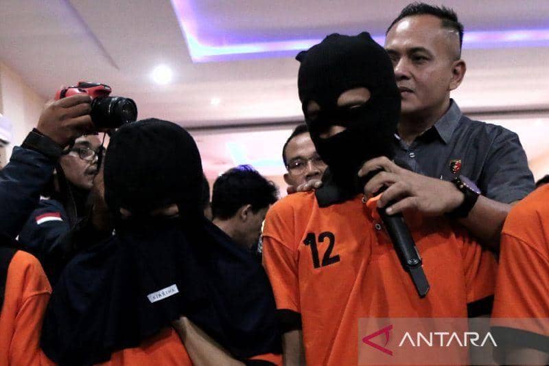 Sepasang kekasih yang terlibat kasus aborsi janin (Antara/Dhimas BP)