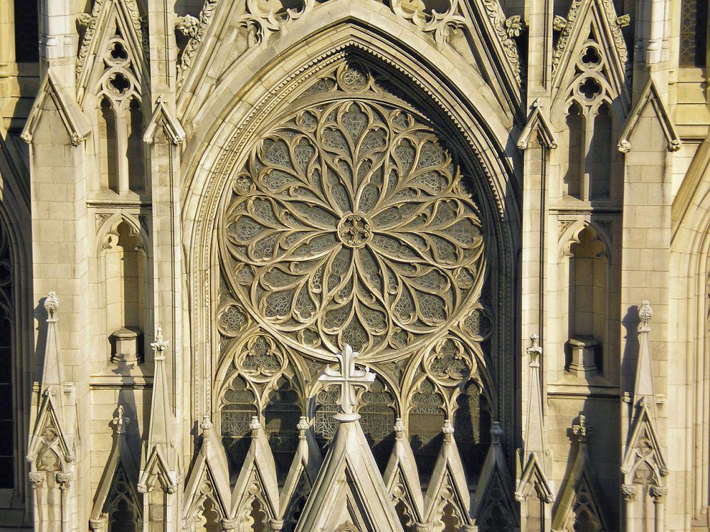 potret detail fasad Katedral St.Patrick dengan ciri khas arsitektur neo gotiknya (commons.wikimedia.org/David Shankbone)