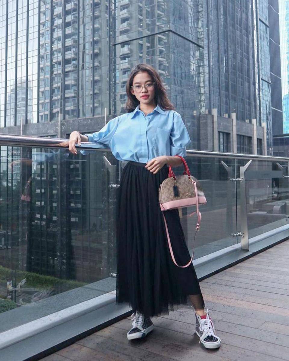 referensi outfit hangout ala Ummi Quary (instagram.com/ummi_quary)