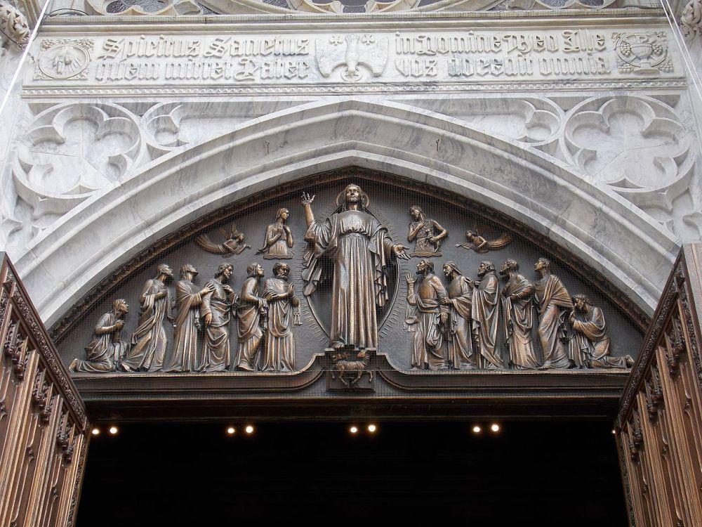 potret relief di atas pintu gerbang utama Katedral St. Patrick, New York (commons.wikimedia.org/Farragutful)