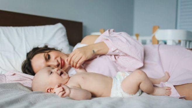 ilustrasi ibu dan bayi (pexels.com/Polina Tankilevitch)