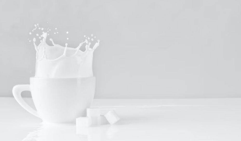 ilustrasi susu evaporasi (unsplash.com/Jagoda Kondratiuk)