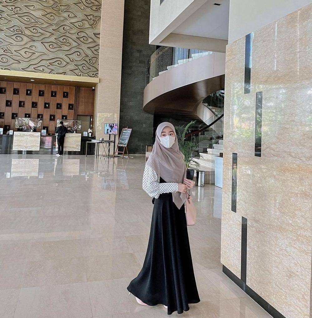 OOTD hijab mama muda ala artis (instagram.com/larissachou)