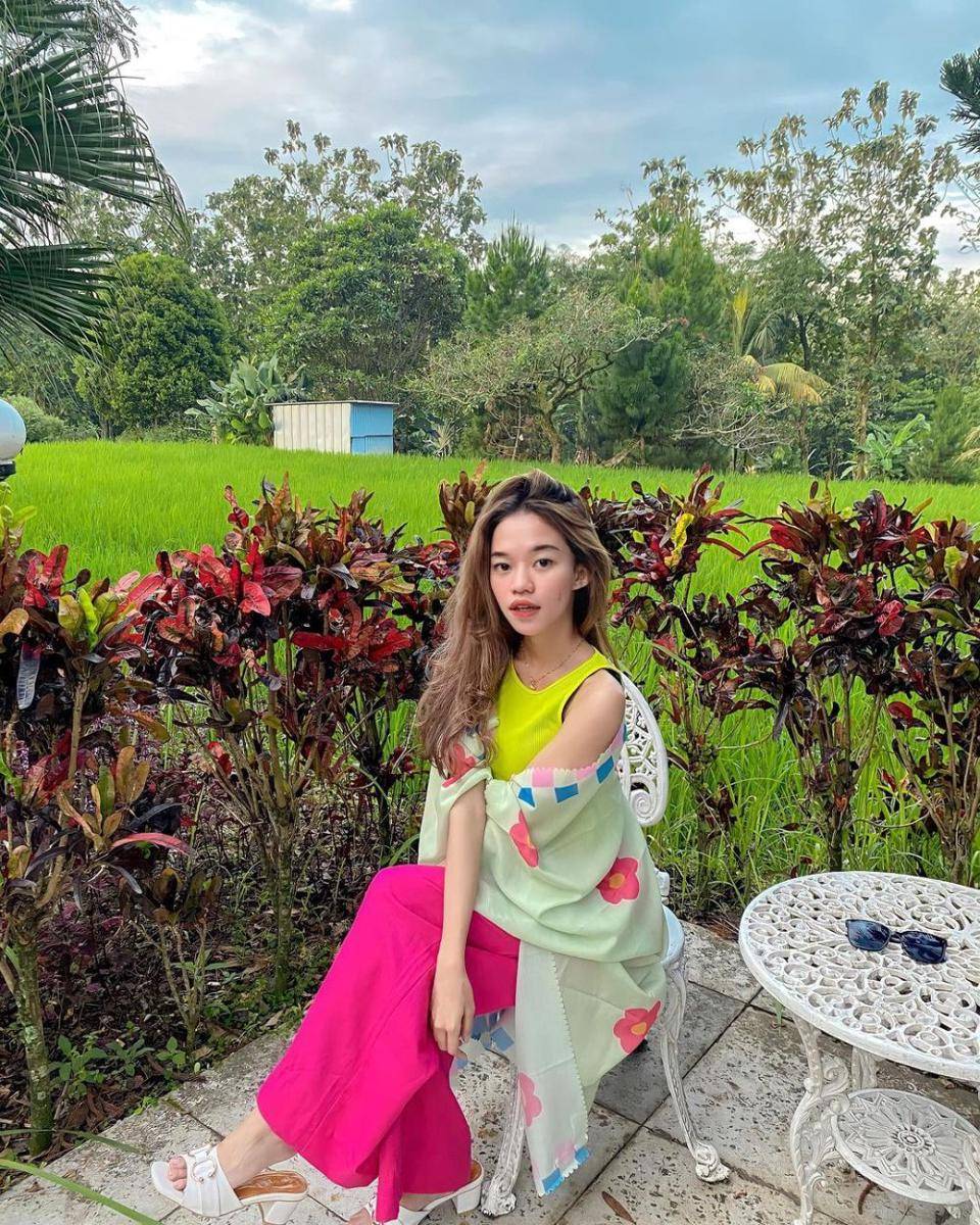 referensi outfit hangout ala Ummi Quary (instagram.com/ummi_quary)