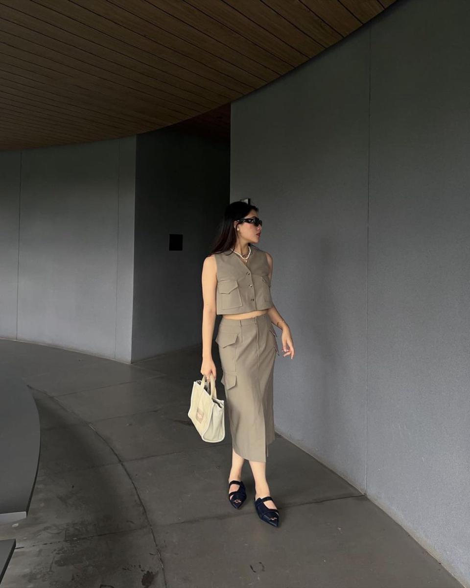 inspirasi outfit dengan rok midi (instagram.com/viraoctavira)
