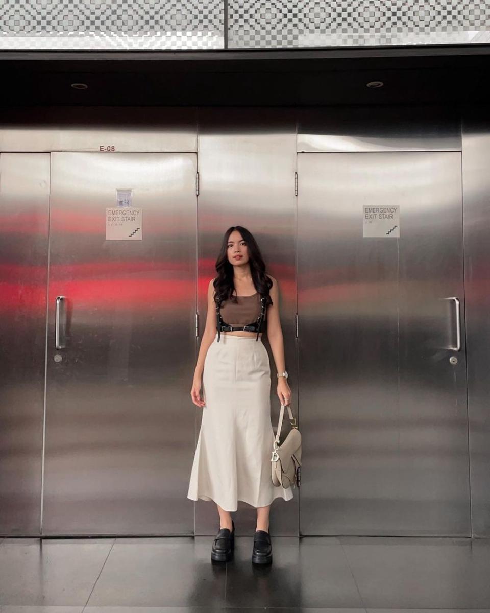 inspirasi outfit dengan rok midi (instagram.com/claudisabell)