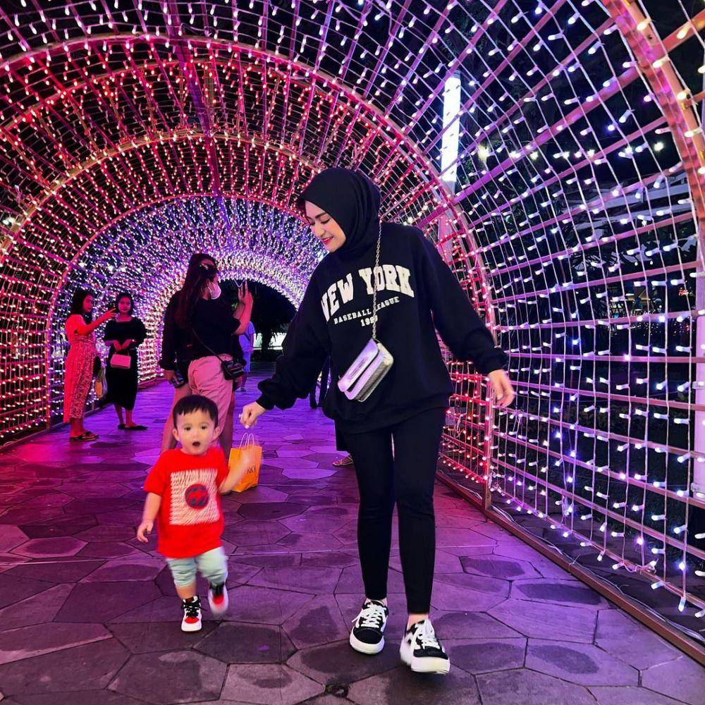 OOTD hijab mama muda ala artis (instagram.com/nathalieholscer)