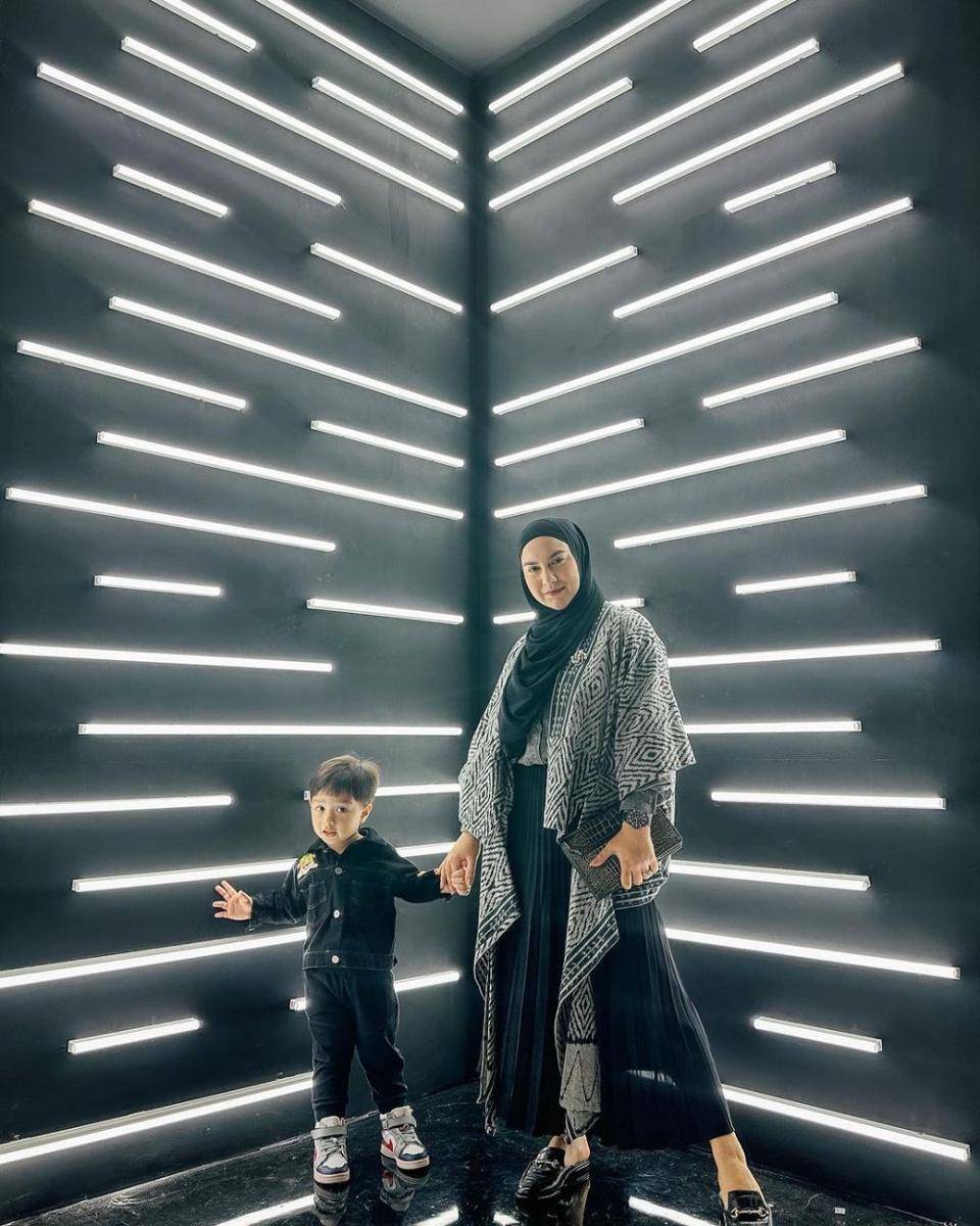 OOTD hijab mama muda ala artis (instagram.com/_irishbella)