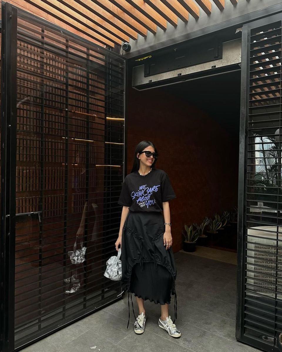 inspirasi outfit dengan rok midi (instagram.com/queenisa)