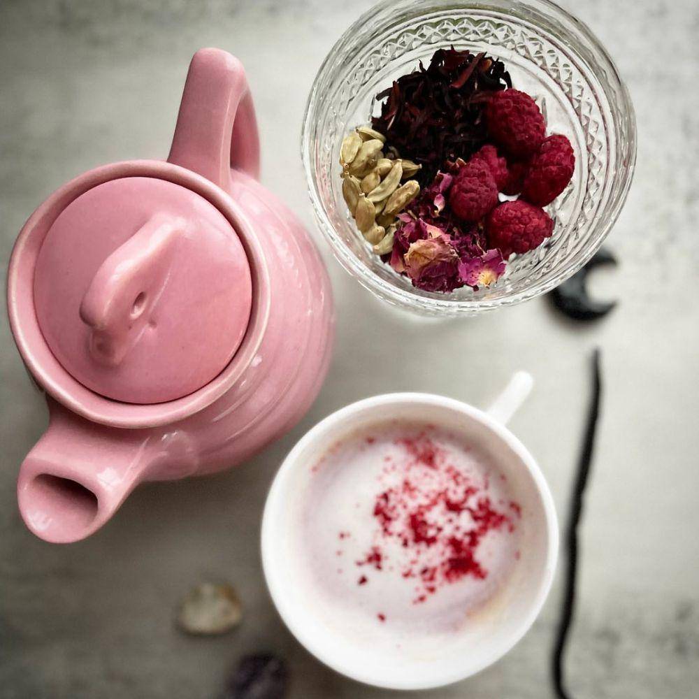 ilustrasi pink moon milk (instagram.com/theherbologyfaerie)