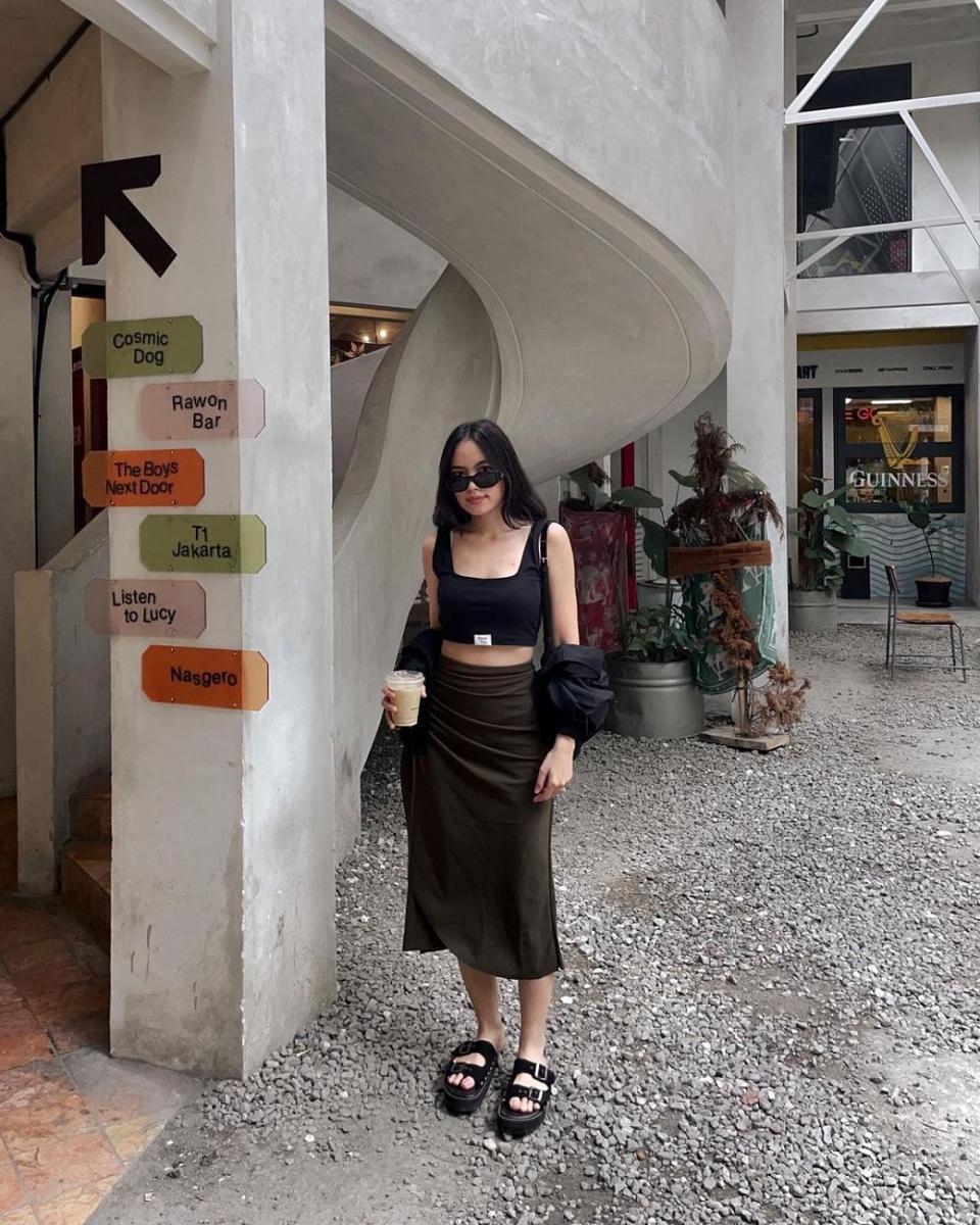 inspirasi outfit dengan rok midi (instagram.com/claudisabell)
