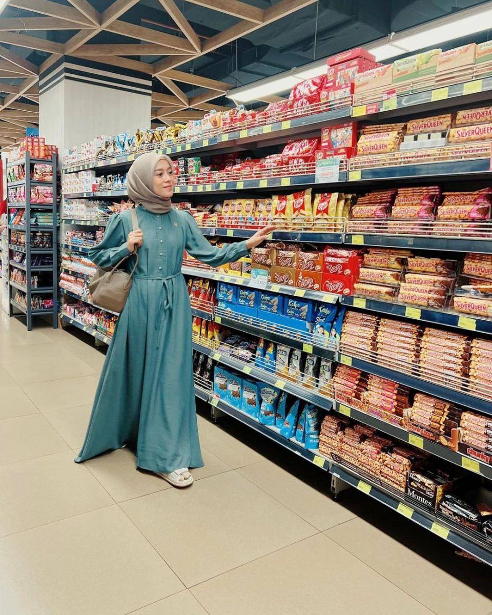 OOTD hijab mama muda ala artis (instagram.com/lestykejora)
