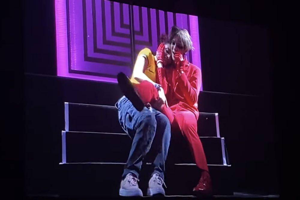 Jackson Wang dan fans di atas panggung (dok.YouTube.com/Leticia Martucci)
