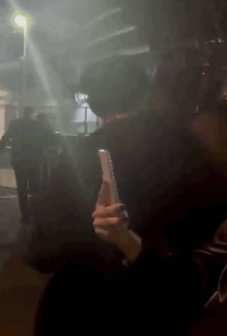 dancer Jackson Wang dicium oleh fans (sumber:koreaboo)