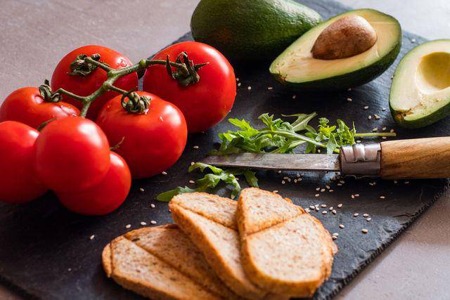 ilustrasi bahan sandwich tunacado (vecteezy.com/serejkakovalev)