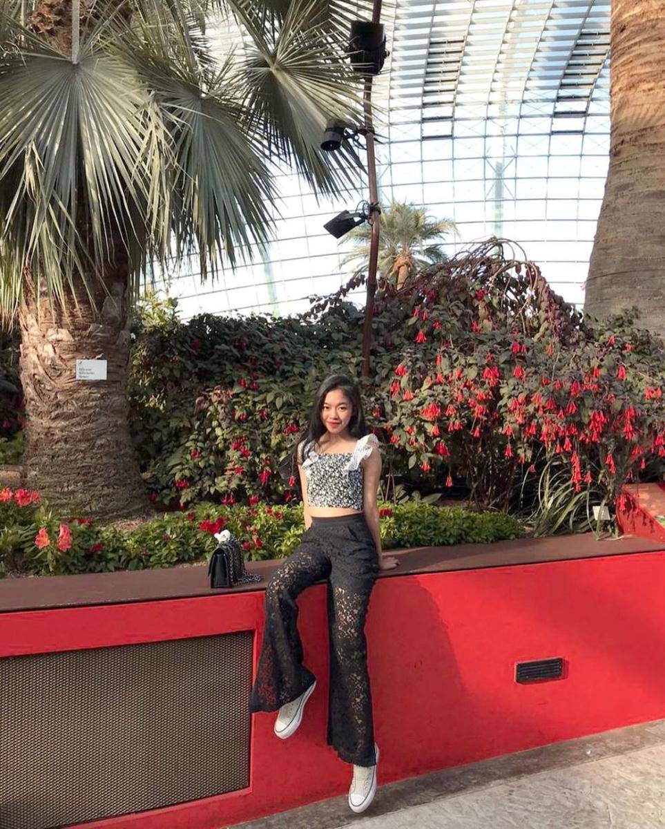referensi outfit hangout ala Ummi Quary (instagram.com/ummi_quary)