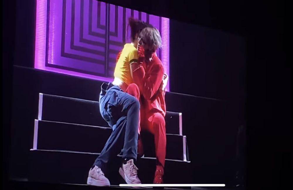 potret Jackson Wang dan fans di panggung (dok.YouTube/Leticia Martucci)