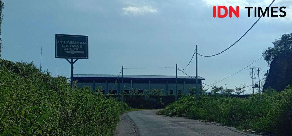 Ruas jalan menuju Pelabuhan Gili Mas yang sempit. (IDN Times/Muhammad Nasir)