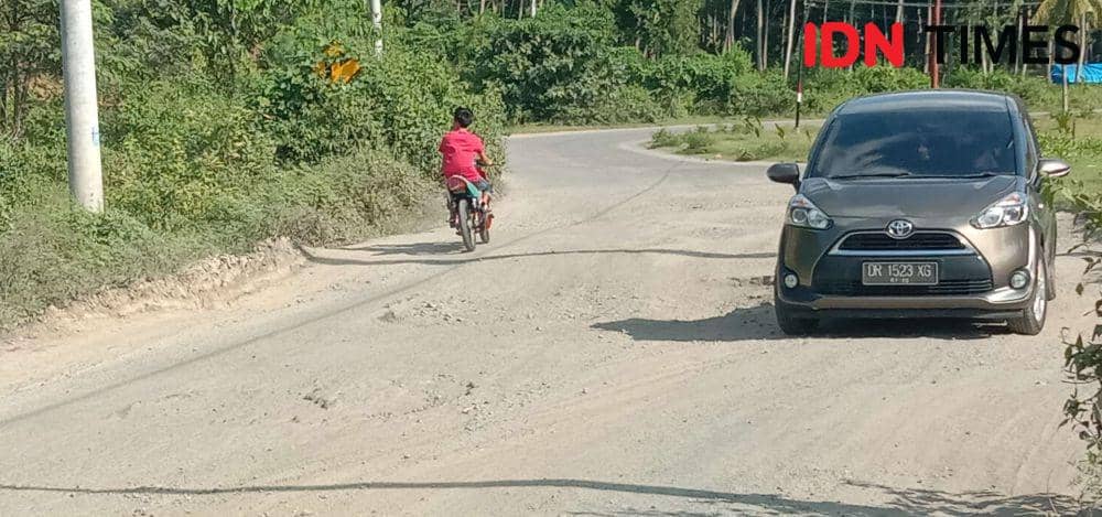 Ruas jalan Lembar - Pelabuhan Gili Mas Lombok Barat yang bergelombang dan berlubang. (IDN Times/Muhammad Nasir)
