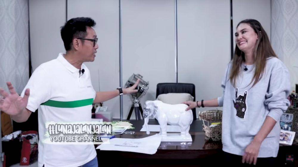 Eko Patrio saat memamerkan koleksi patung gajahnya dalam channel Luna Maya (YouTube.com/Luna Maya)