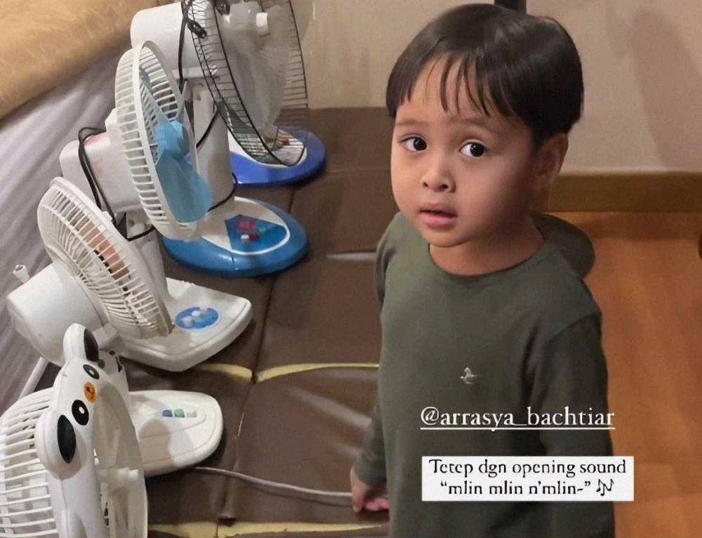 Arrasya dan kipasnya (instagram.com/tasyakamila)