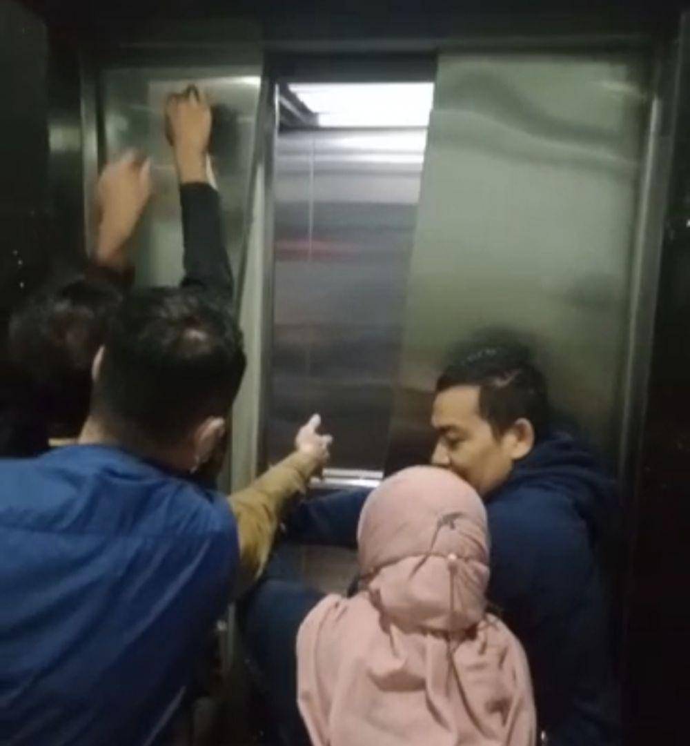 Evakuasi ASN Disdik Kota Depok yang sedang hamil terjebak di lift rusak gedung Baleka II Pemerintah Kota Depok. (Istimewa)