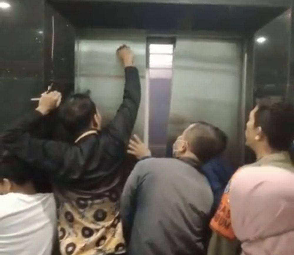 Evakuasi ASN Disdik Kota Depok yang sedang hamil terjebak di lift rusak gedung Baleka II Pemerintah Kota Depok. (Istimewa)