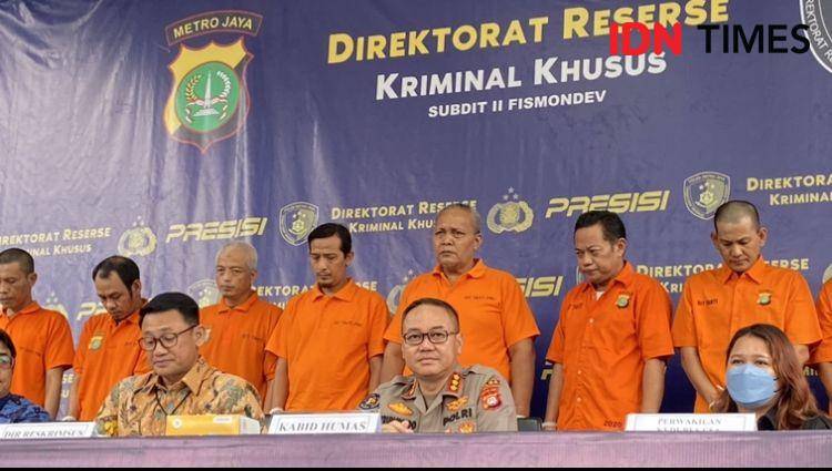 Polda Metro Jaya bongkar peredaran uang dolar palsu di Jakarta. (IDN Times/Amir Faisol)