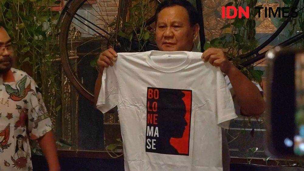 Prabowo mendapat hadiah kaos siluet Gibran. (IDN Times/Larasati Rey)