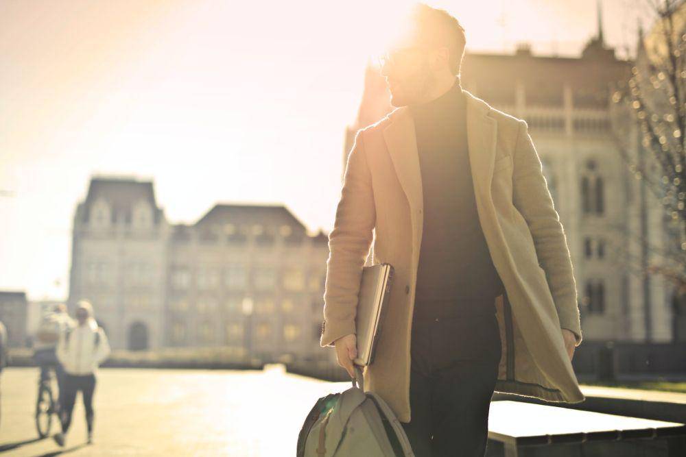 ilustrasi debonair man (pexels.com/Andrea Piacquadio)