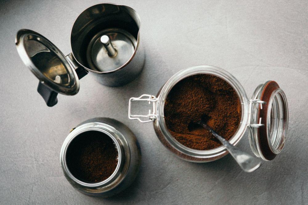 ilustrasi kopi dalam wadah (pexels.com/Mantas Sinkevičius)