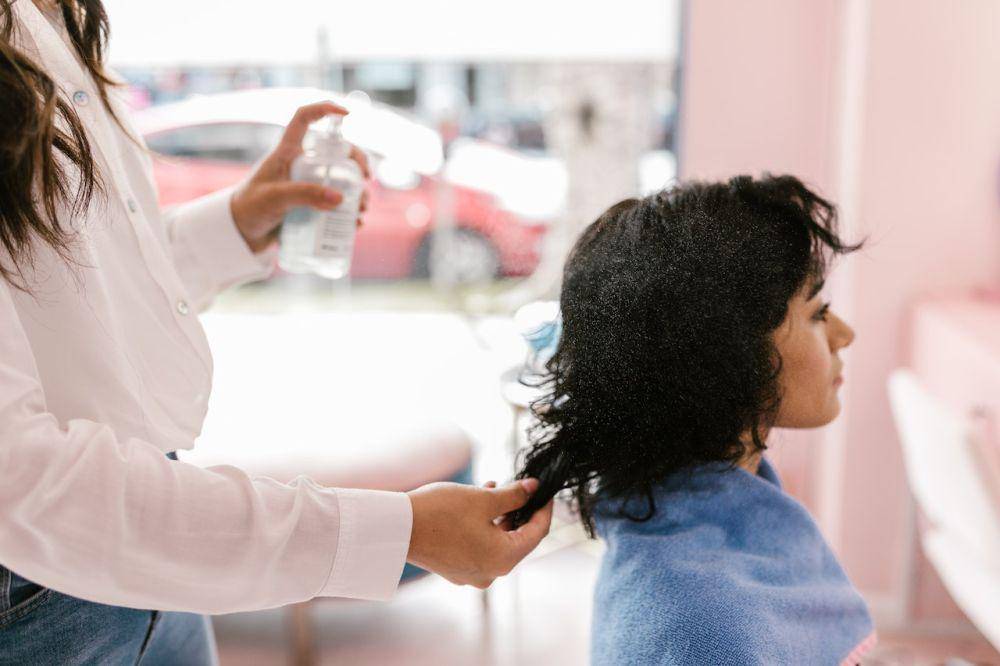 ilustrasi penggunaan hair mousse (pexels.com/RDNE Stock project)