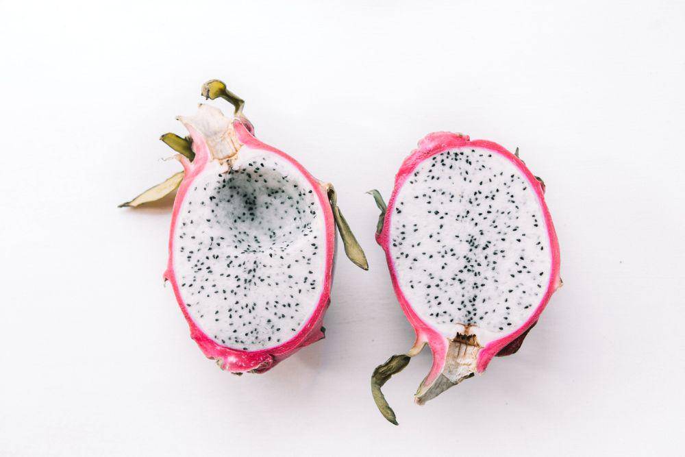 ilustrasi buah naga (unsplash.com/@maddibazzocco)