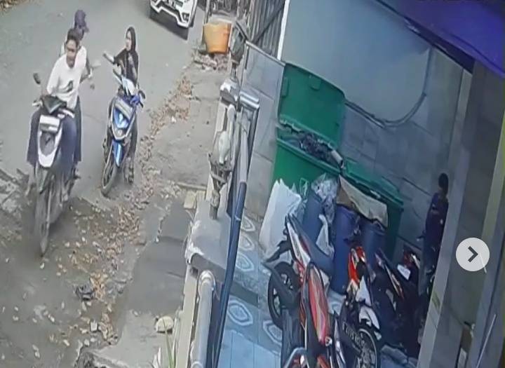 Aksi penjambretan di Bekasi terekam CCTV. (Tangkapan layar CCTV)