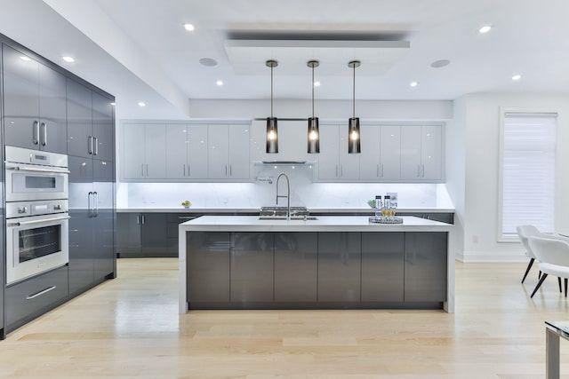 Dapur kombinasi abu-abu dan putih (Unsplash.com/Sidekix Media)