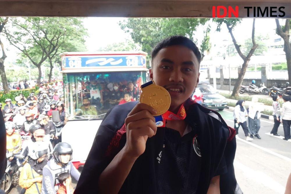 Peraih emas pertama untuk Indonesia dari SEA Games 2023, Rashif Amila Yaqin ikut dalam arak-arakan Kira8 7uara (IDN Times/Margith Juita Damanik)