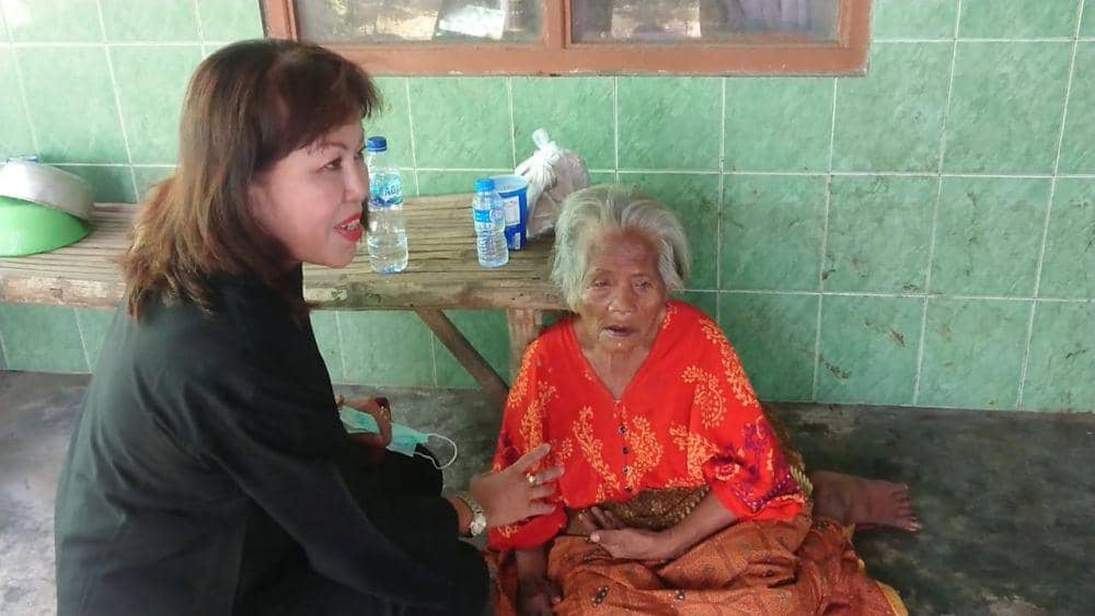 Mbah Rukmi saat bersama perwakilan tim Kemensos. IDN TImes/ Bramanta Pamungkas