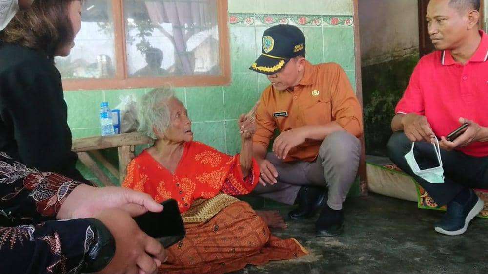 Mbah Rukmi saat bersama perwakilan tim Kemensos. IDN TImes/ Bramanta Pamungkas