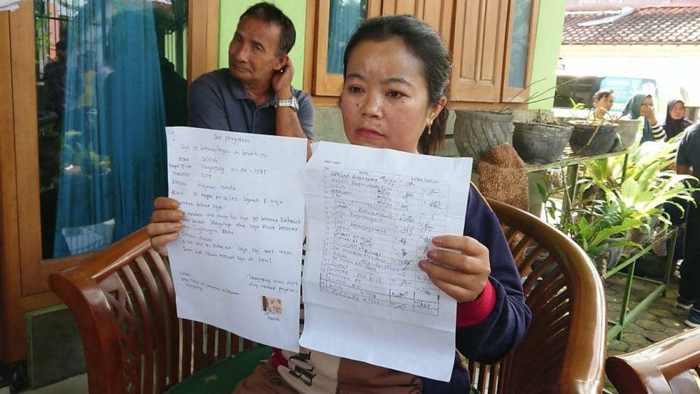 Anak angkat Mbah Rukmi menunjukkan surat penolakan evakuasi. IDN TImes/ Bramanta Pamungkas