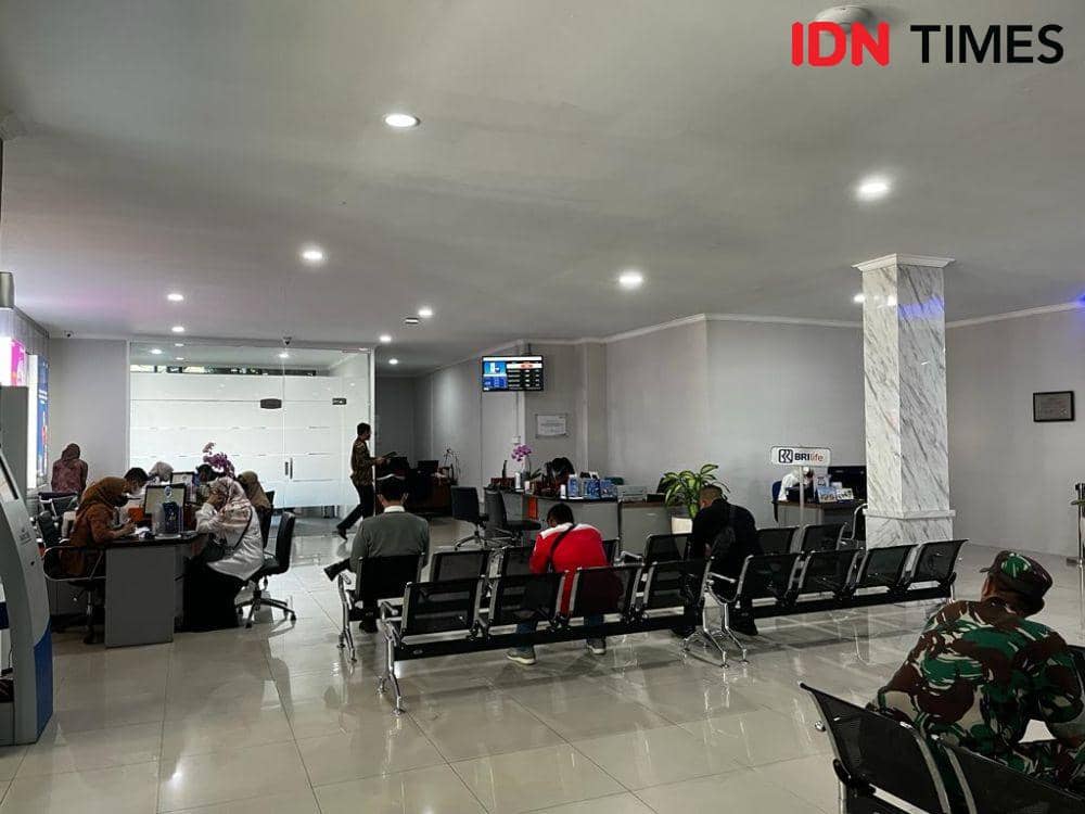 Suasana pelayanan di KC BRI Mataram (IDN Times/Linggauni)