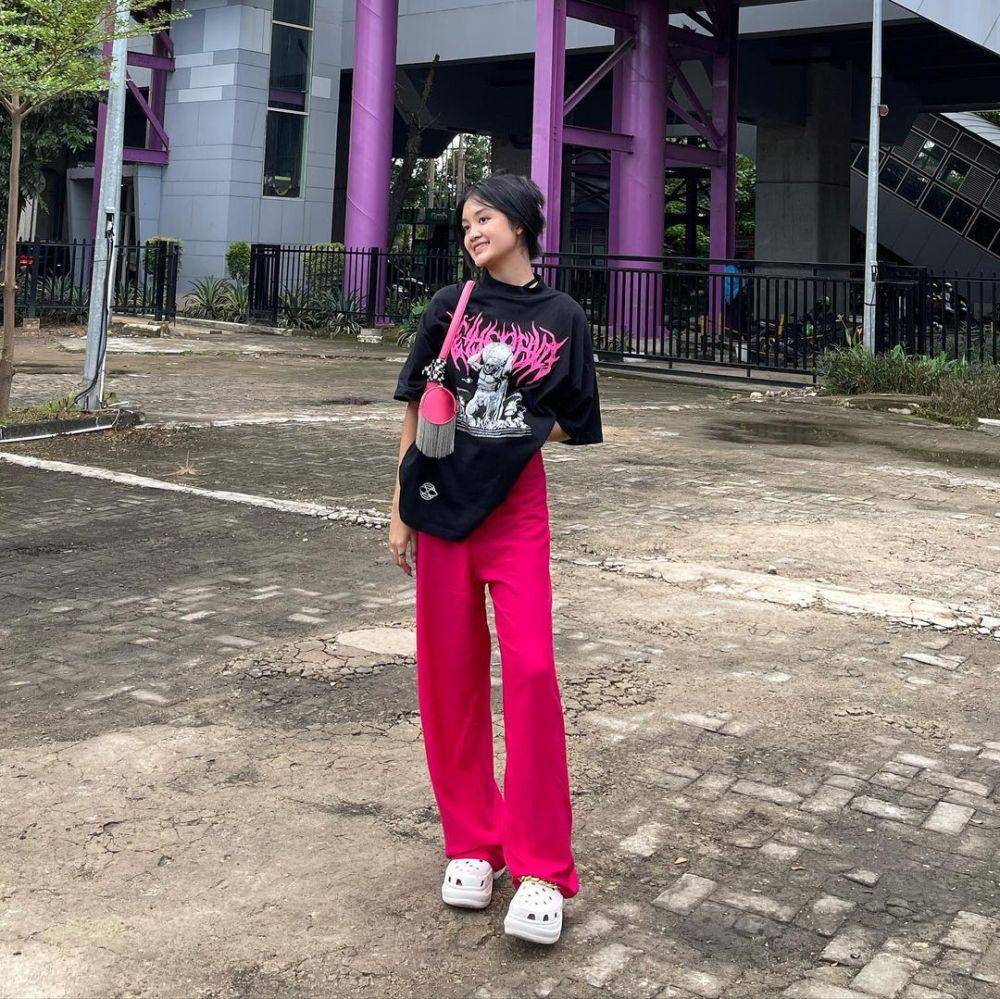ootd hangout pink (instagram.com/adindaakm)