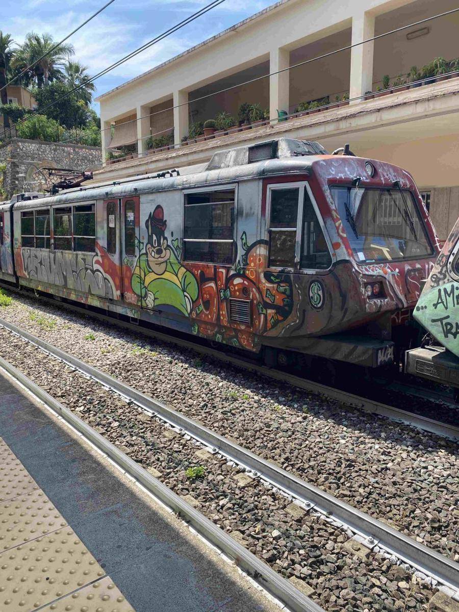 potret hal menarik di Naples (reddit.com/r/mildlyinteresting)