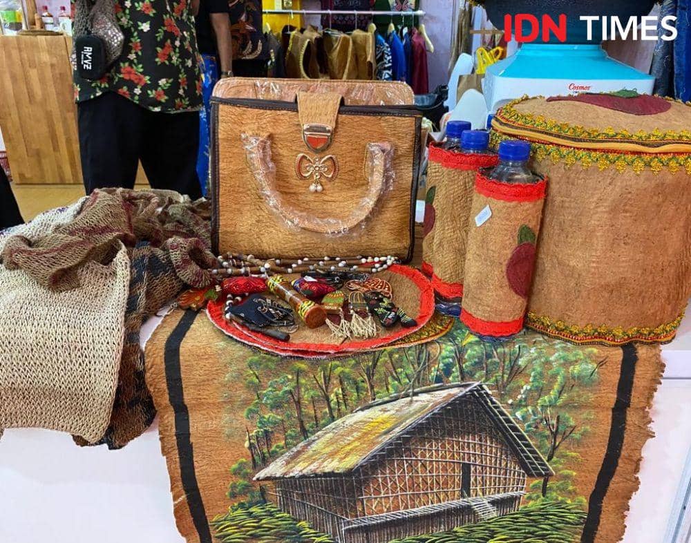 Suasana Expo Dekranasda, stand di Provinsi Papua Barat (IDN Times/Indah Permata Sari)