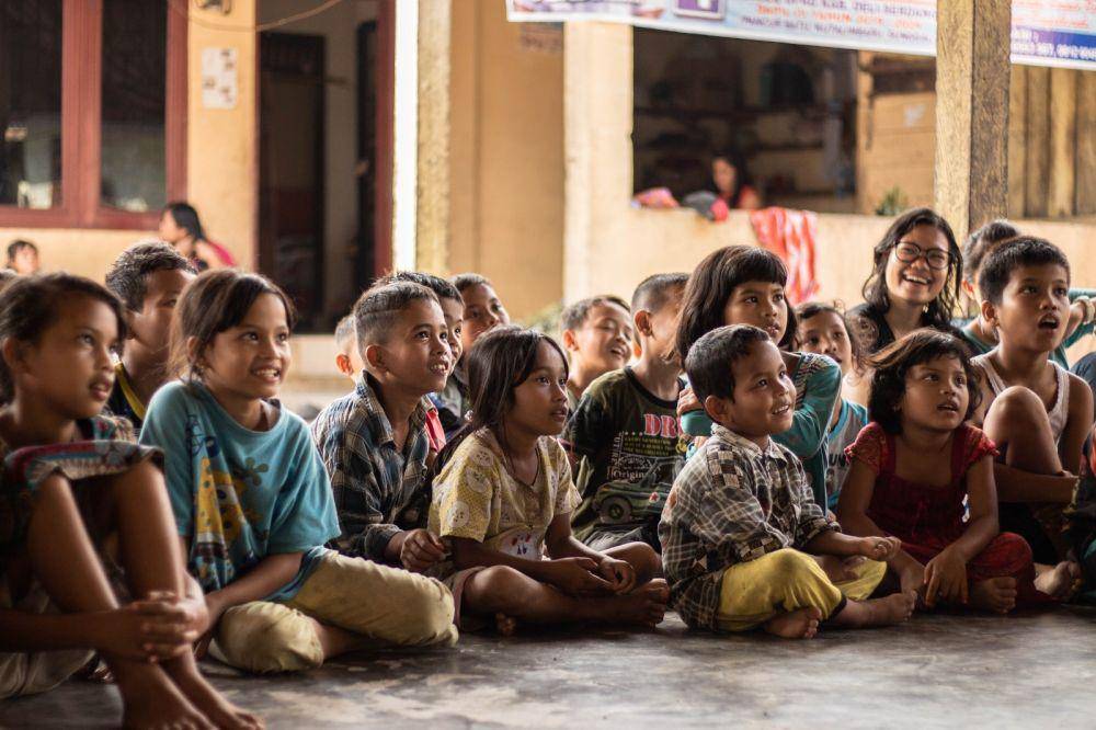 ilustrasi anak-anak berkumpul (unsplash.com/yannish)