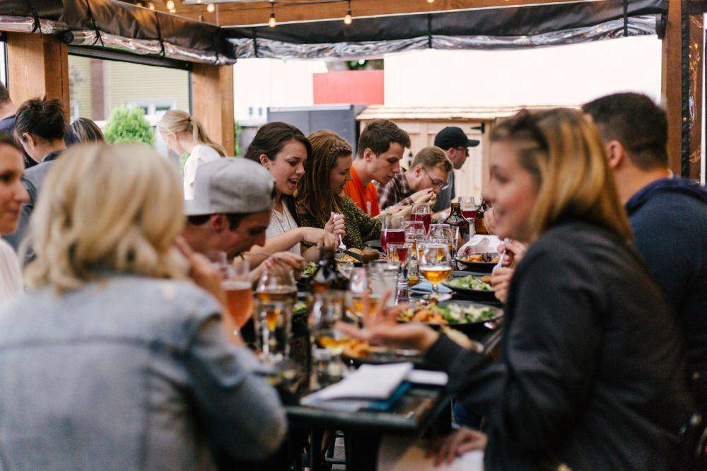 ilustrasi acara makan bersama (unsplash.com/priscilladupreez)
