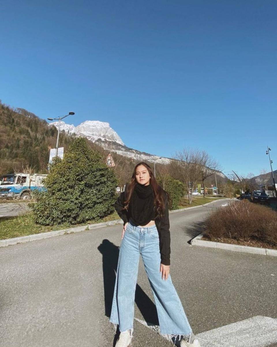 Campus look ala Salshabilla Andriani (instagram.com/salshabillaadr)